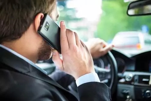 開車打電話，一是分散注意力，另外很多開車打電話的人行駛速度會很慢，其他人超車也會大大增加事故發生率。